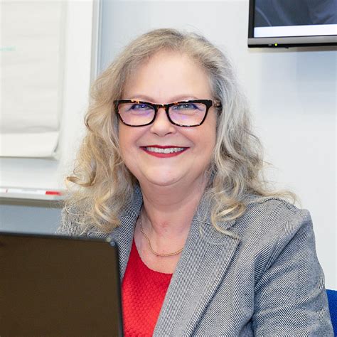 Kimberly Bradshaw [Profiles] • Instagram, Twitter, TikTok | Foller