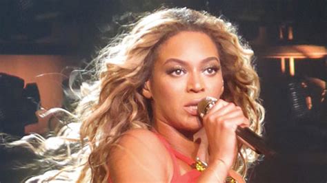 Beyoncés Hair Gets Caught In Fan She Keeps Singing