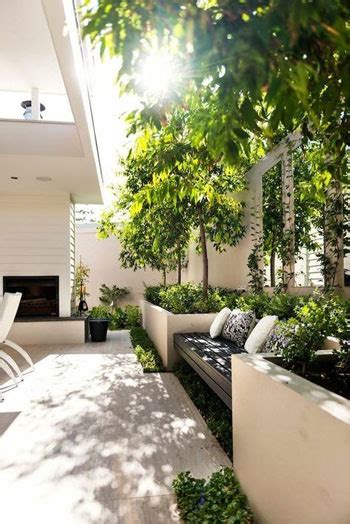 Meskipun rumah type 36 tergolong rumah berukuran kecil namun anda masih bisa memanfaatkan sisa lahan yang sedikit untuk membangun sebuah taman belakang dengan desain yang sederhana. Inspirasi Desain Taman Belakang Rumah Yang Mungil Dan Asri ...