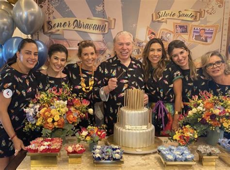 Silvio santos completou 90 anos no último sábado (12/12) e recebeu, nessa terça (15/12), um selo comemorativo dos correios em alusão à data das mãos do presidente jair bolsonaro (sem partido). Família faz festa do pijama para os 90 anos de Silvio ...