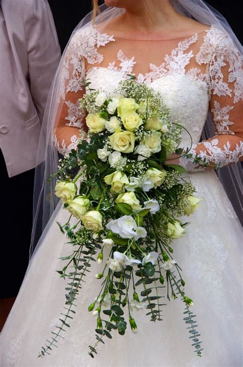 It's a simple, yet elegant and traditional bouquet shape and can cascade wedding bouquets are roundish at the top and narrows into a point at the bottom. Traditional wedding bouquet | Civil wedding, Traditional ...