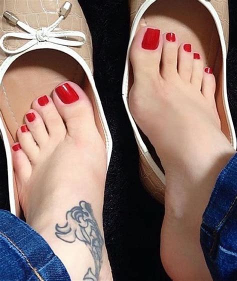 Pin By Imthatchick Mscollins On Toes Sexy Feet Pretty Toes Red Toenails