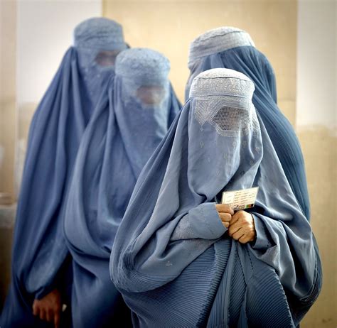 Die burka, der ganzkörperschleier, können auch als ein zeichen des verinnerlichten wunsches der frauen verstanden werden, selbst bedeckt, immer geschützt zu sein unter einem symbolischen dach. "Hart aber fair" zum Burka-Verbot: "Das ist doch nicht ...