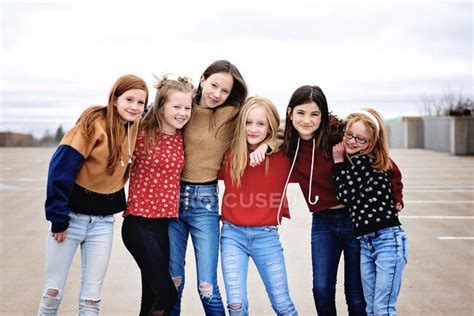 Group Of 6 Cute Tween Girls Hanging Out Having Fun In The City — Love