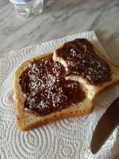 Il pane fatto in casa è un cibo antichissimo. Pane in cassetta farcito di Nutella e decorato con cocco ...