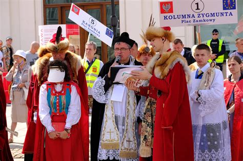 Manifestacja Rycerzy Chrystusa Króla W Warszawie Na Czele Suspendowany