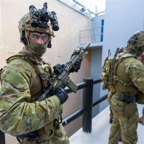 Operator From Australias 2nd Commando Regiment 896 X 897 R