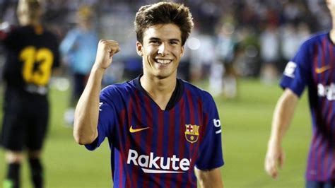 He is 20 years old from spain and playing for fc barcelona in the spain primera división (1). El Barça confirma la intención de ceder a Riqui Puig ...