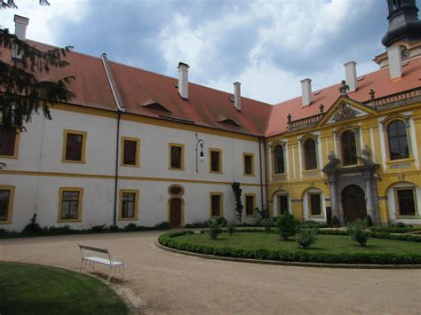 Část z 20 rozměrných pláten dorazila v úterý a ve středu a ve čtvrtek po 17.30 na zámek přijel kamion s poslední částí cyklu. Zámek - Děčín - Ústecký kraj - Česko | Krajina, Hrady, Zámek