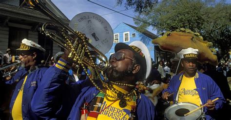 Zulu Crewe Performing In Mardi Gras Parade Mardi Gras And Carnival