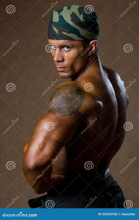 Retrato De Un Hombre Muscular Con Un Torso Desnudo Foto De Archivo Imagen De Caliente Militar