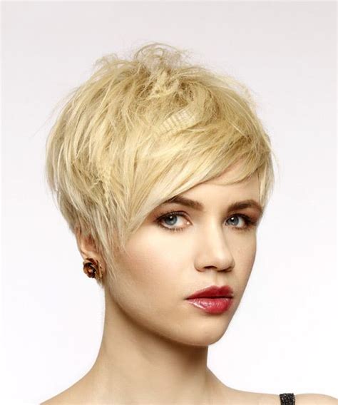 Short Straight Casual Pixie Hairstyle With Side Swept Bangs Light