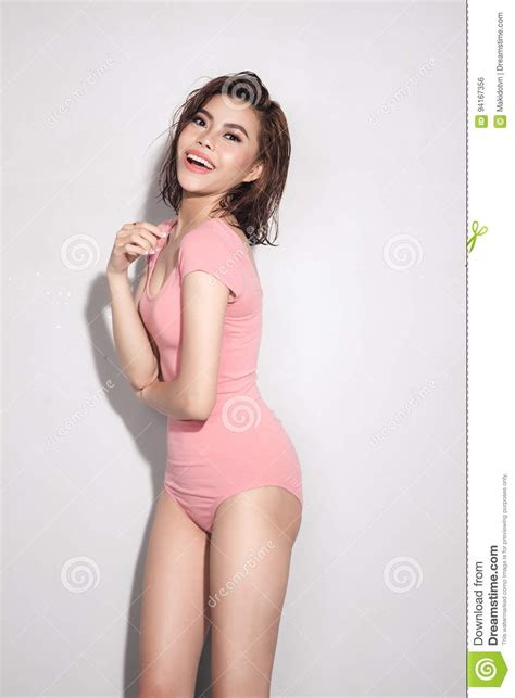 Mooie Jonge Meisjes Modeltribunes Op Witte Achtergrond In Sexy Bedelaars Stock Foto Image Of