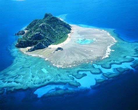 Fiji is located in an area of high seismic activity called the ring of fire and is subject to earthquakes which can trigger a tsunami. Isole Fiji: sole e relax nel cuore dell'Oceano Pacifico ...