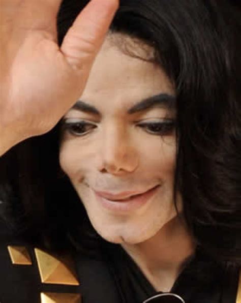 Michael Jackson Se Deja Ver En Público Con El Rostro Descubierto
