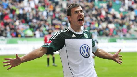 Waren nicht nur geile fußballer, sie jubelten auch äußerst kreativ. Edin Dzeko - personifizierte Lebensversicherung Bosniens ...