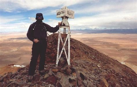 Desde villazón cruzando un puente se accede a la ciudad argentina de la quiaca. Cerro Zapaleri, triple frontera Chile Argentina y Bolivia ...