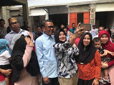 Blusukan Di Pasar Siwa Prof Andalan Jadi Rebutan Selfie Fajar