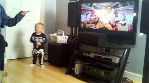 Two Year Old Dances To Gangnam Style Gum Gum Youtube