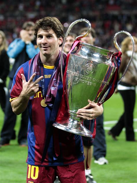 Messi Với Chiếc Ucl Trong Tay Messi With Ucl Trophy Wallpaper đầy Sáng Tạo