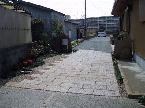 駐車場を兼ね備えたアプローチのある門周り 加古川市 T様邸｜姫路市の外構・エクステリア・お庭のことなら、サンガーデンへ。