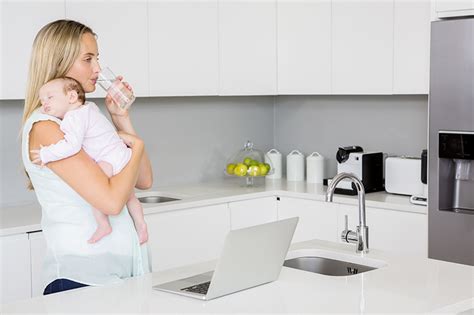 Infatti, a differenza di altri alimenti proibiti o, comunque, sconsigliati, la frutta fresca dev'essere una presenza costante nella dieta in allattamento. Alimentazione in allattamento: cosa assumere e cosa evitare