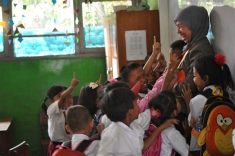 Dalam bahaasan ini kami tertarik untuk membahas tentang cara menjadi seorang guru yang disukai murid. 2 Cara Sederhana untuk Menjadi Guru yang Baik - Satu Jam
