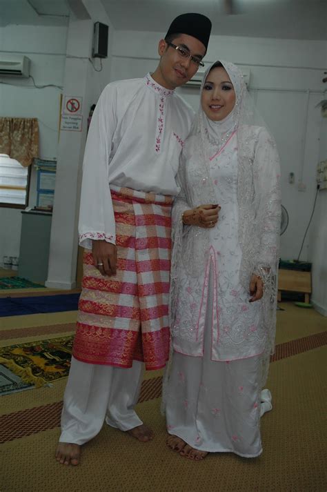 Inilah pantun pantun pengantin dibuat untuk yang lagi bahagia disingkat p3 bukan karena menteri agama dari p3 sederhana semoga mengena dihimpun dari yang berserak ditata agar pesta tambah. Ana Collection: Baju Pengantin Lelaki & Perempuan