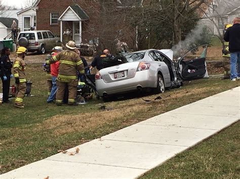 Breaking Update Police Confirm A Woman Is Dead After A Car Crashed Into Tree In Laurel Md