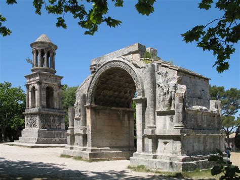 L area archeologica di Saint Rémy de Provence Provence Visit france Places to visit