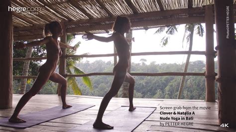 Clover Et Natalia A Yoga Nu à Bali