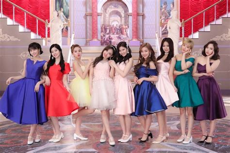 Disini banyak foto twice fotonya dipisahin satu persatu. TWICE's "What Is Love?" Becomes Their 8th MV To Hit 100 ...
