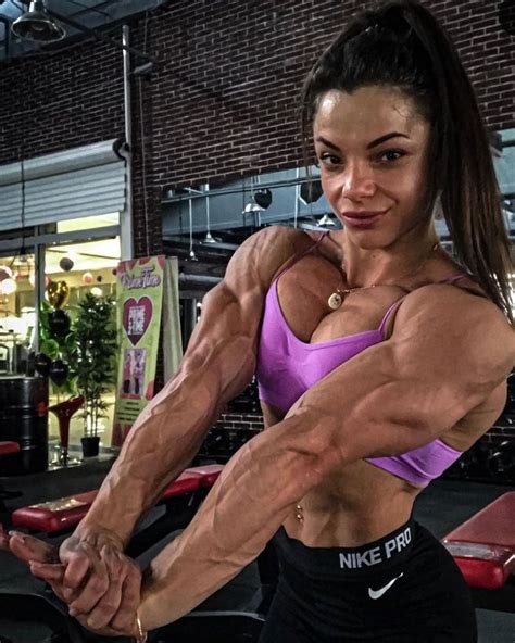 Pin By World All Corners On Femalebodybuilding Fitness Models Female Muscle Women Body