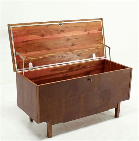 This elegant chest has gorgeous, distinctive lines and unusual horizontal veneer figuring with sculpted walnut horseshoe shaped pulls. Lane Mid-Century Modern Cedar Walnut Hope Chest Trunk w ...