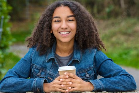 Ras Campuran Biracial Yang Cantik Dan Bahagia Gadis Afrika Amerika Remaja Perempuan Wanita Muda