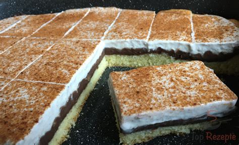 Alles, was sie benötigen, ist eine springform. Leckerer Kuchen mit Pudding und einer Creme aus saurer ...