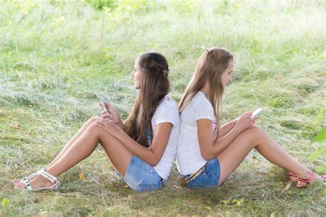 Två Flickor Av 14 år På Naturen Arkivfoto Bild av gräs sommar 36084740