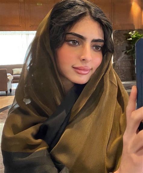 Girl Photo Poses Girl Photos Arabian Women Arabian Beauty Arab Girls Muslim Girls Dior