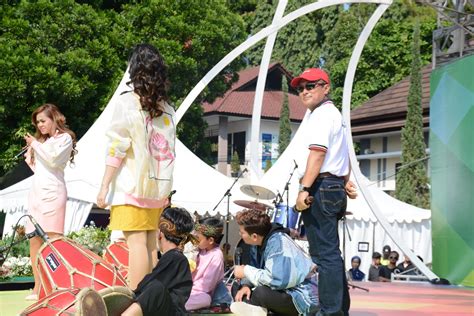 Jika anda berada di kabupaten kuningan jawabarat dan hendak bepergian ke berbagai kota sekitarnya untuk urusan kerja, study / sekolah, bisnis, wisata. Panggung Gembira Indosiar Sukses Menghibur Di Kuningan | Pemerintah Kabupaten Kuningan