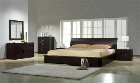 Silvers, greys, champagnes, and golds shine on many beautiful pieces. Modern italian bedroom furniture sets | Hawk Haven