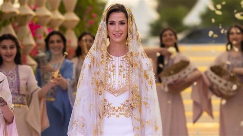 Rajwa Al Saifs Pre Wedding Henna Party Dress Took Over 1000 Hours To Finish Hello