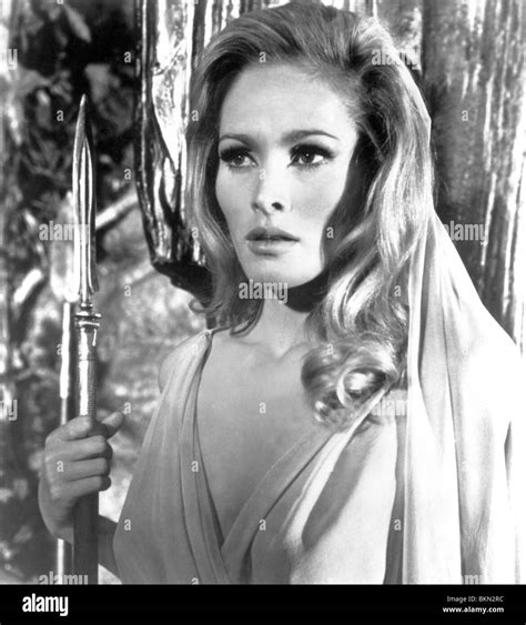 Sie 1965 Ursula Andress Stockfotografie Alamy