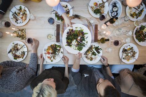 Many diners were open 24 hours and featured booths and table service as well as a long bar with stools at which patrons could sit and receive their food straight from the kitchen. Restaurant Types and Concepts