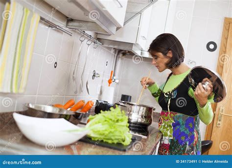 Mujer Que Prepara La Comida En La Cocina Imagen De Archivo Imagen De