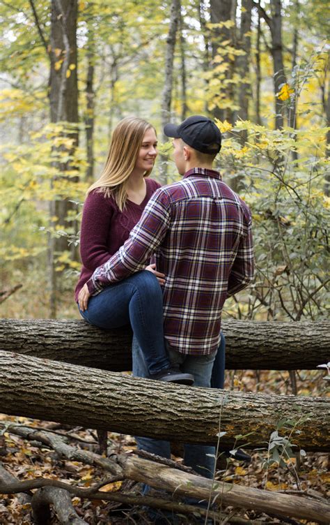 Pin By Kaylaj Photography On Fall Couple Session Fall Couple Photo Couple Photos