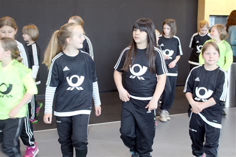 Fußball (oder soccer in vielen ländern) ist ein mannschaftssport, der mit zwei mannschaften von je 11 spielern gespielt wird. „Echte Mädchen spielen Fußball"