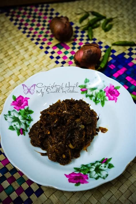 Malasnye nak kisar dan tumbuk cili. My Small Kitchen: Sambal Hitam Pahang