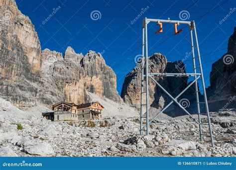 Paisagem Da Montanha E Cabana Alpina Angelo Alimonta Em Cumes Das