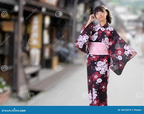 Fille Japonaise Marchant Sur La Rue Image Stock Image Du Informel