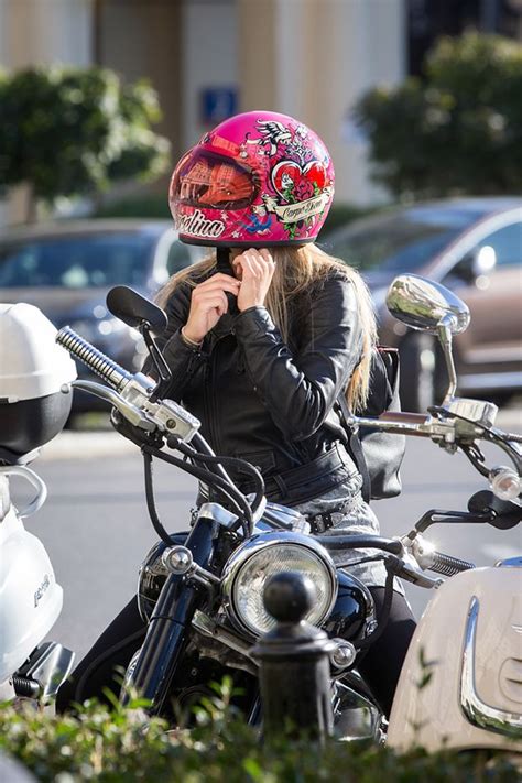 Dziewczyna Na Motorze W Kasku - Marcelina Zawadzka w różowym kasku na motorze (ZDJĘCIA) - PUDELEK